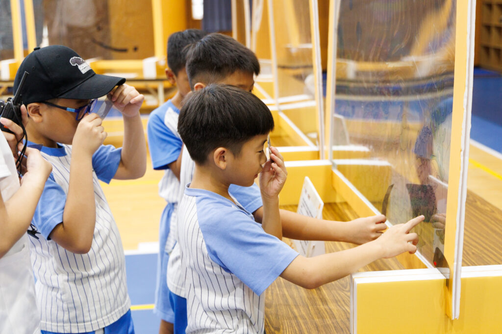 4基金會與淡江大學化學學系鄧金培副教授合作隱形的色彩展區運用偏光片藝術創作作品 1024x683