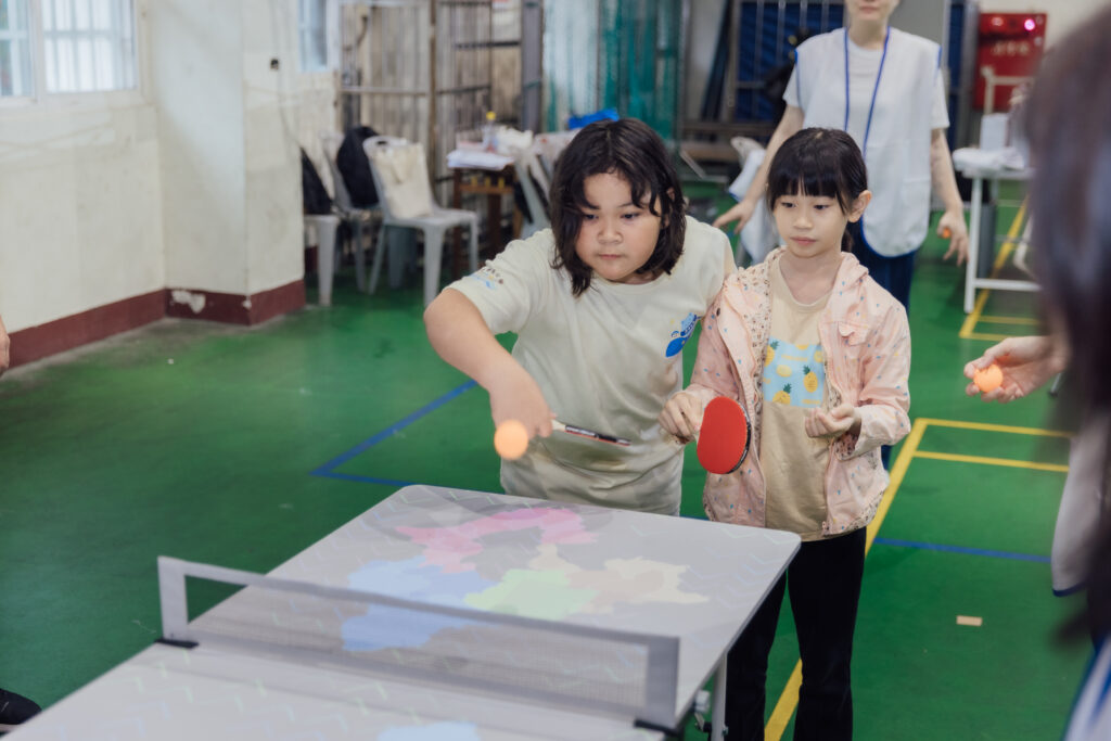 5學生操作「彈跳之間——互動投影桌球體驗」 1024x683